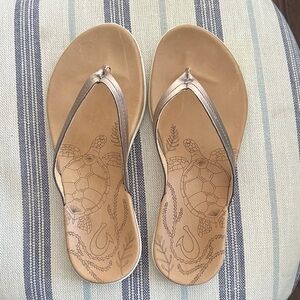 OluKai orig size 8 rose gold/bronze soft metallic flip flops. LIke New!